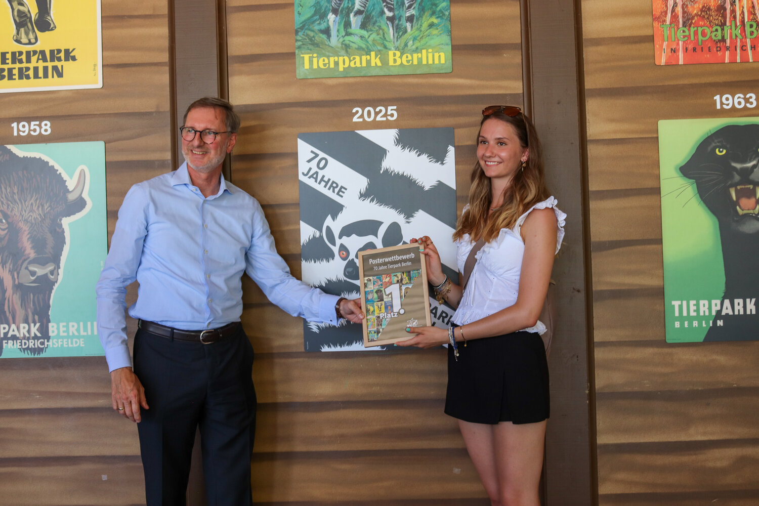 Gewinnerin des Plakatwettbewerbs und Herr Dr. Knieriem