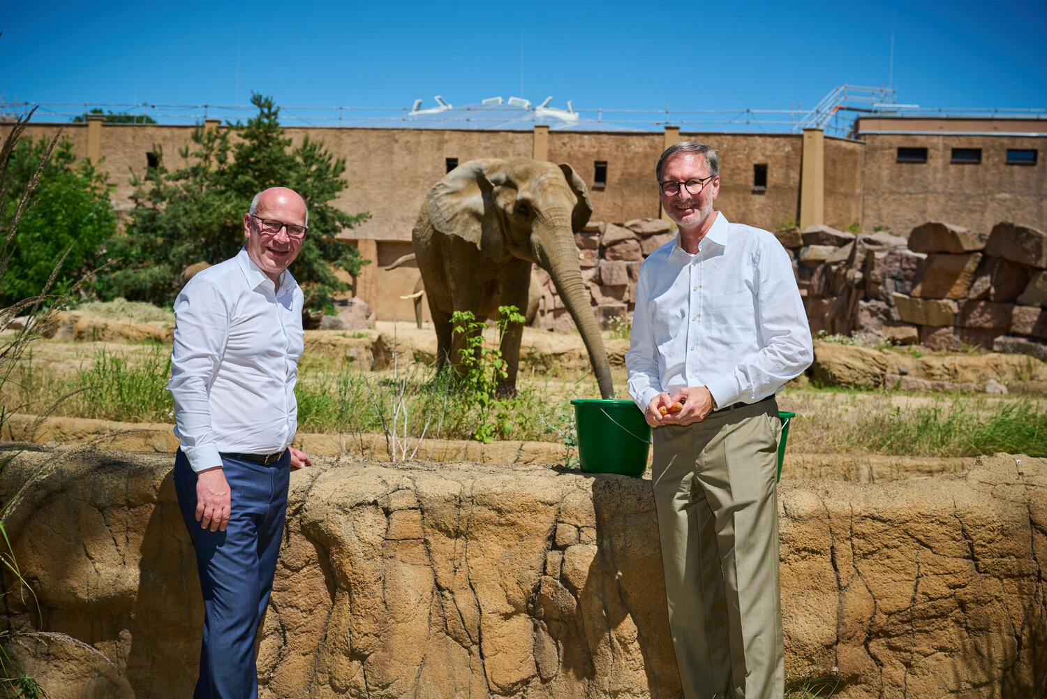 Berlins Regierender Bürgermeister Kai Wegner und Zoo- und Tierpark-Direktor Dr. Andreas Knieriem