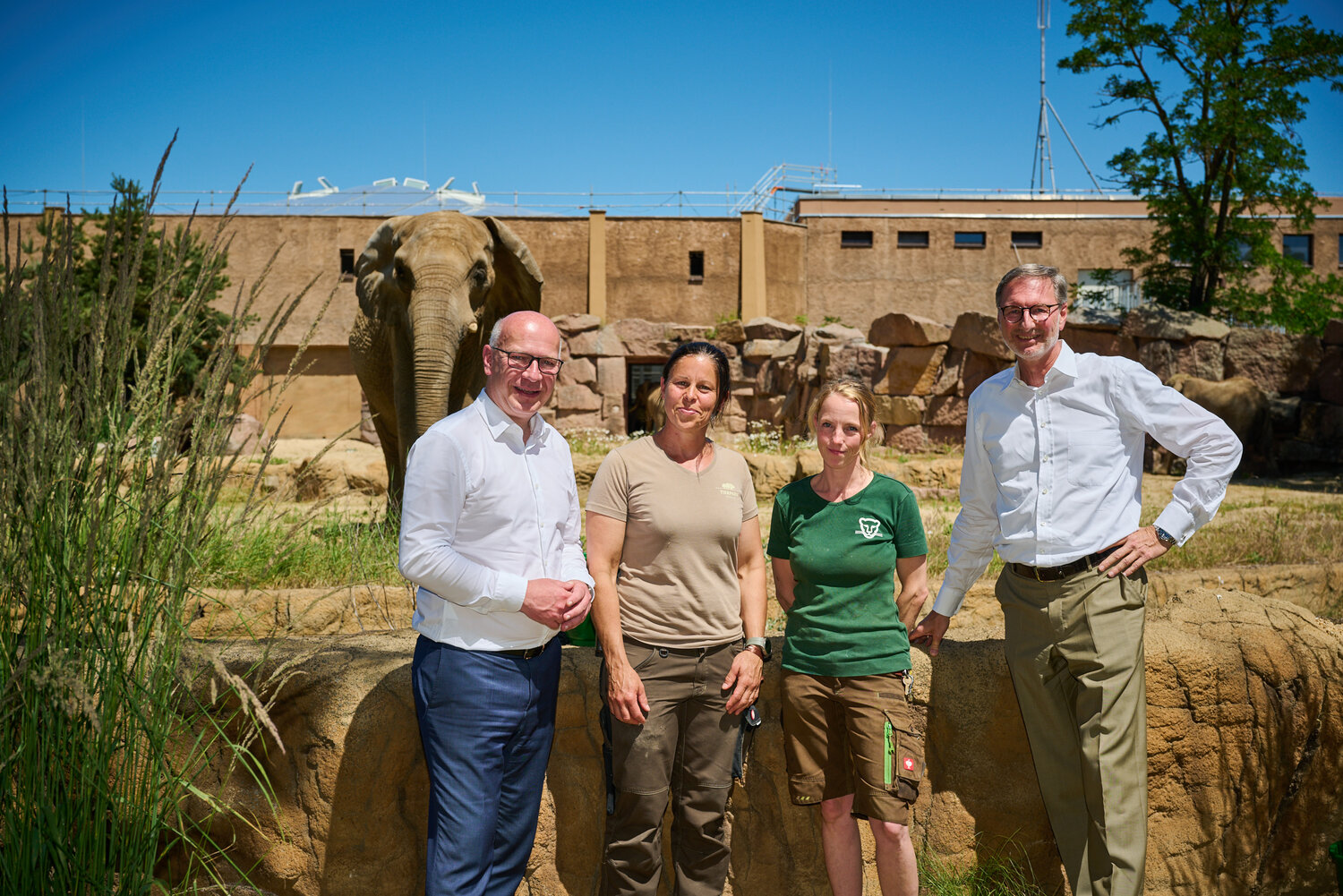 Berlins Regierender Bürgermeister Kai Wegner und Zoo- und Tierpark-Direktor Dr. Andreas Knieriem und Tierpflegerinnen des Tierpark Berlin